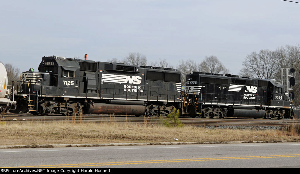 NS 3064 & 7125 power the Durham yard job at D&S Junction